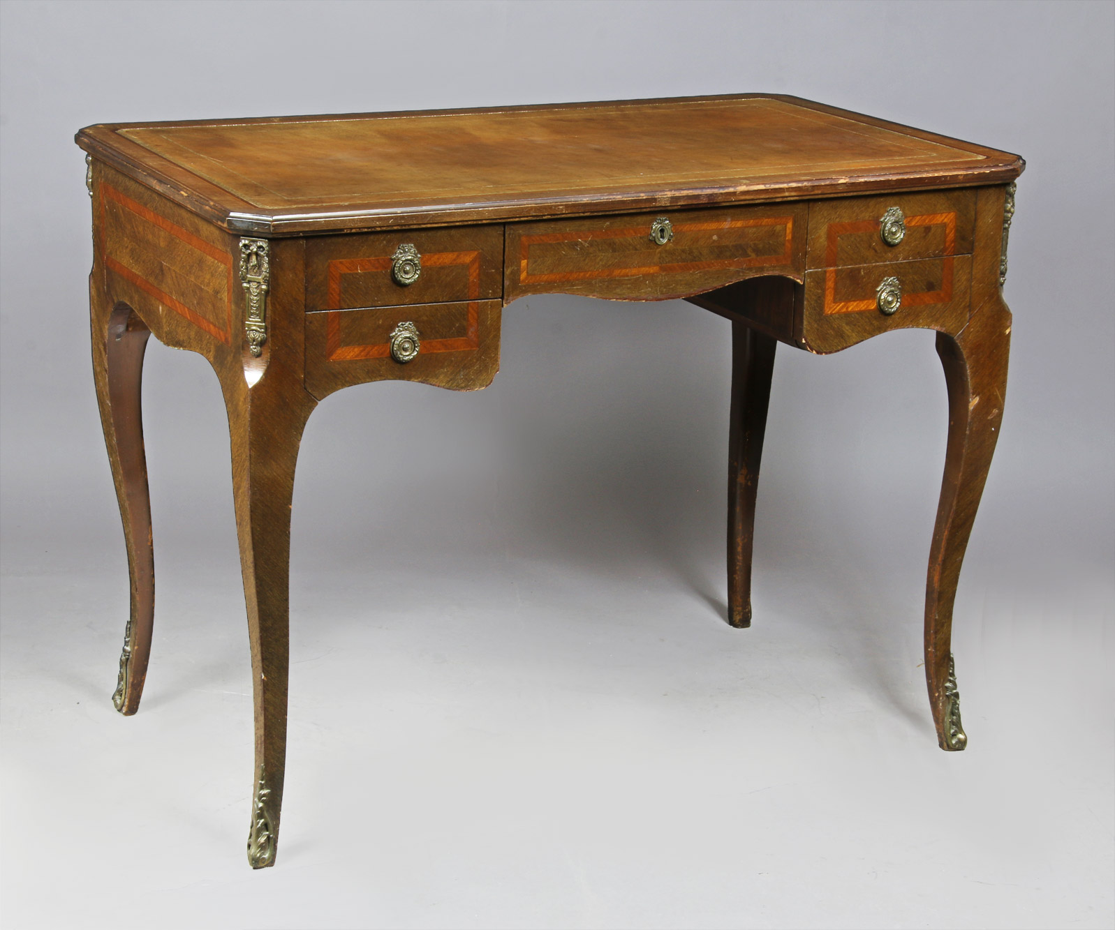  PEQUEÑO ESCRITORIO DE ESTILO FRANCES LUIS XV. 