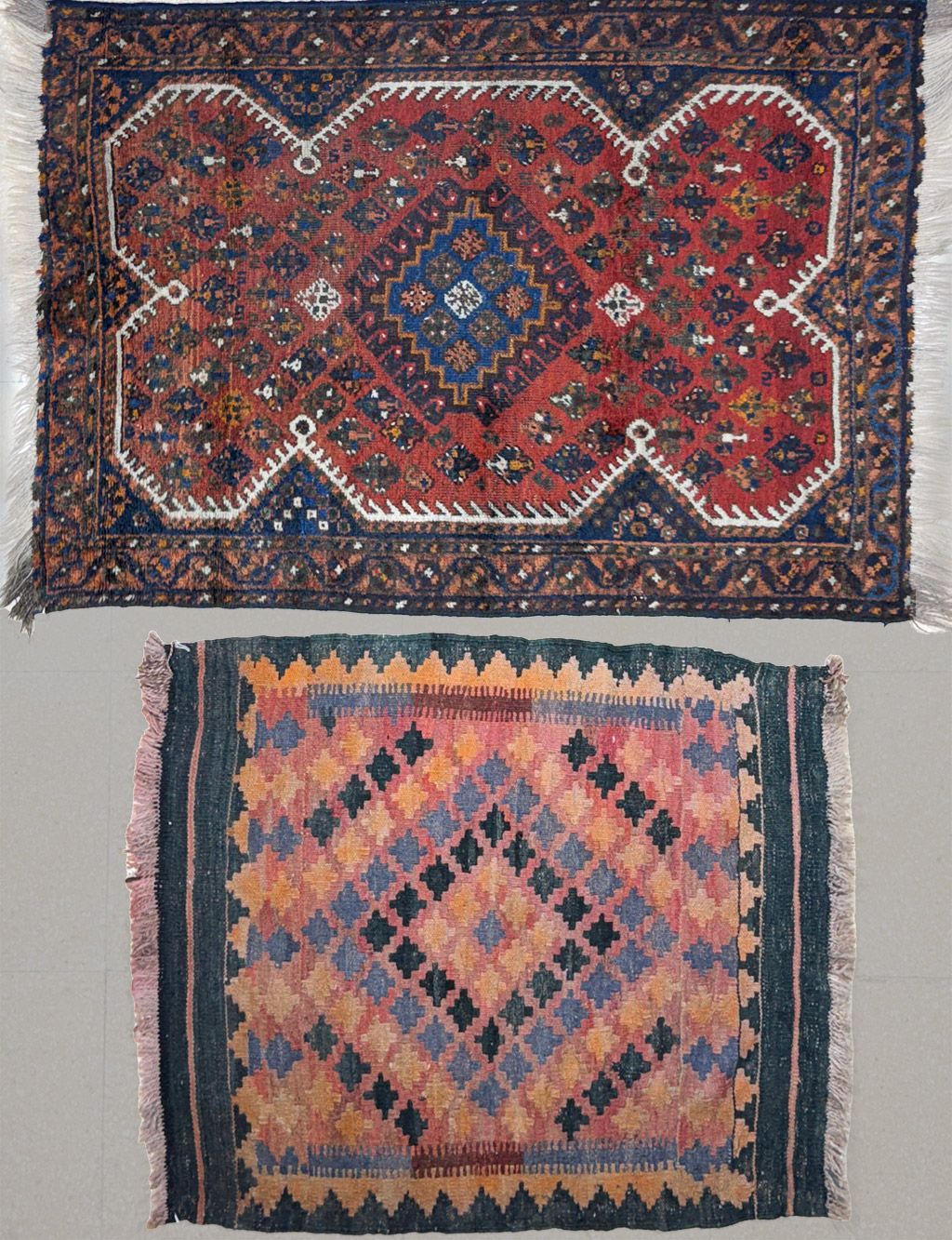  DOS PEQUEÑAS ALFOMBRAS PERSAS DE LANA TEJIDA A MANO. 