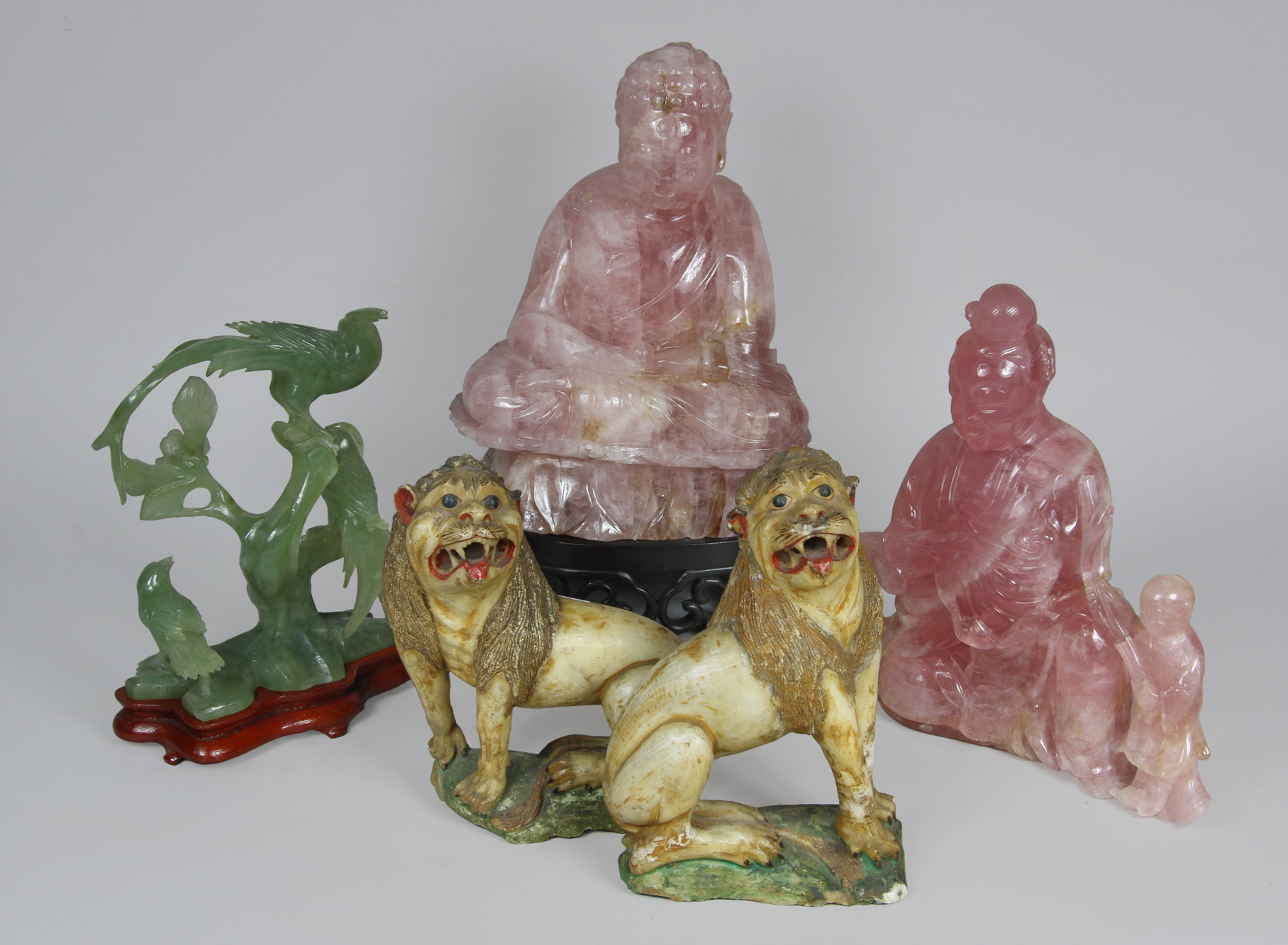 Lotes 583, 584 y 585: 
																		GRUPO CHINO DE JADE ESCULPIDO.
																		DOS PIEZAS CHINAS DE CUARZO ROSA ESCULPIDO.
																		PAR DE ANTIGUOS LEONES ESCULPIDOS EN PIEDRA HUAMANGA. 