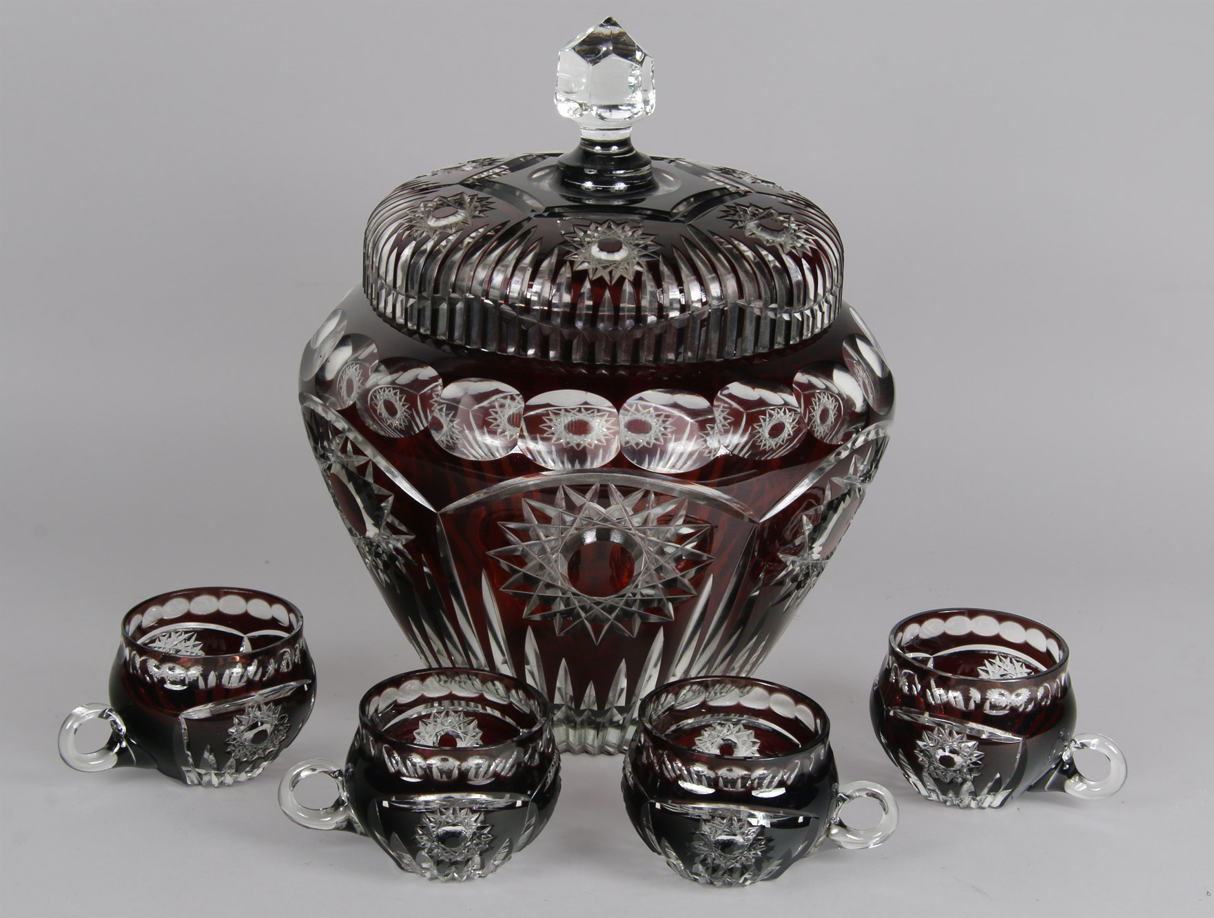  GRAN PONCHERA CON ONCE TAZAS DE CRISTAL CHECOSLOVACO.