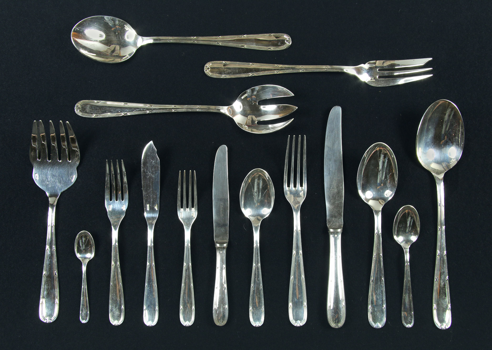  CONJUNTO DE CUBIERTOS DE METAL CHRISTOFLE PLATEADO. 