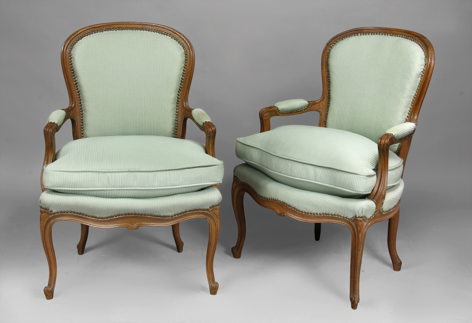  PAR DE SILLONES DE ESTILO FRANCES LUIS XV. 