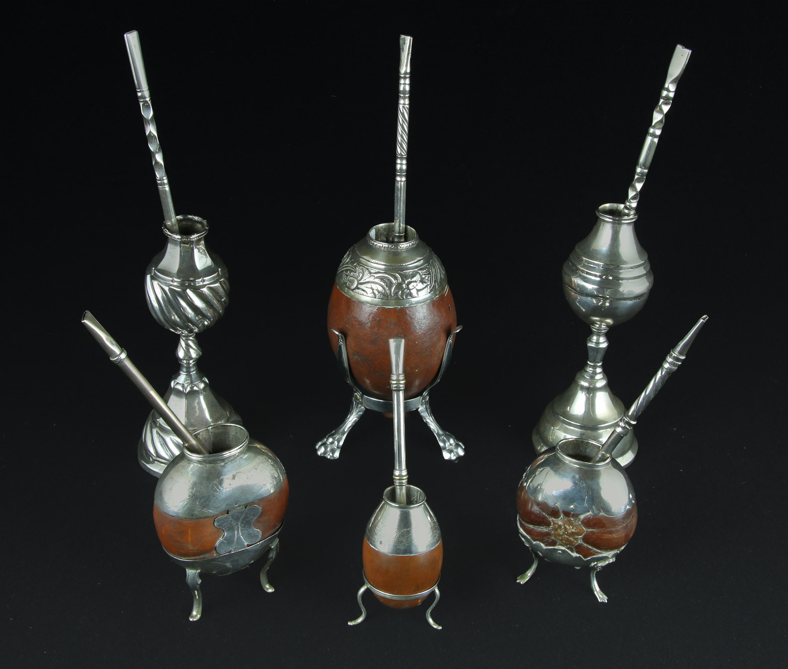 Lotes 540, 541, 542, 543:
DOS MATES CRIOLLOS DIFERENTES CON BOMBILLA.
ANTIGUO MATE DEL NOROESTE ARGENTINO EN CALABAZA RUBIA.
ANTIGUO MATE NORTEÑO DE CALABAZA GALLETA.
PEQUEÑO MATE OVAL DE CALABAZA RUBIA. Lotes 540, 541, 542, 543:
DOS MATES CRIOLLOS DIFERENTES CON BOMBILLA.
ANTIGUO MATE DEL NOROESTE ARGENTINO EN CALABAZA RUBIA.
ANTIGUO MATE NORTEÑO DE CALABAZA GALLETA.
PEQUEÑO MATE OVAL DE CALABAZA RUBIA.