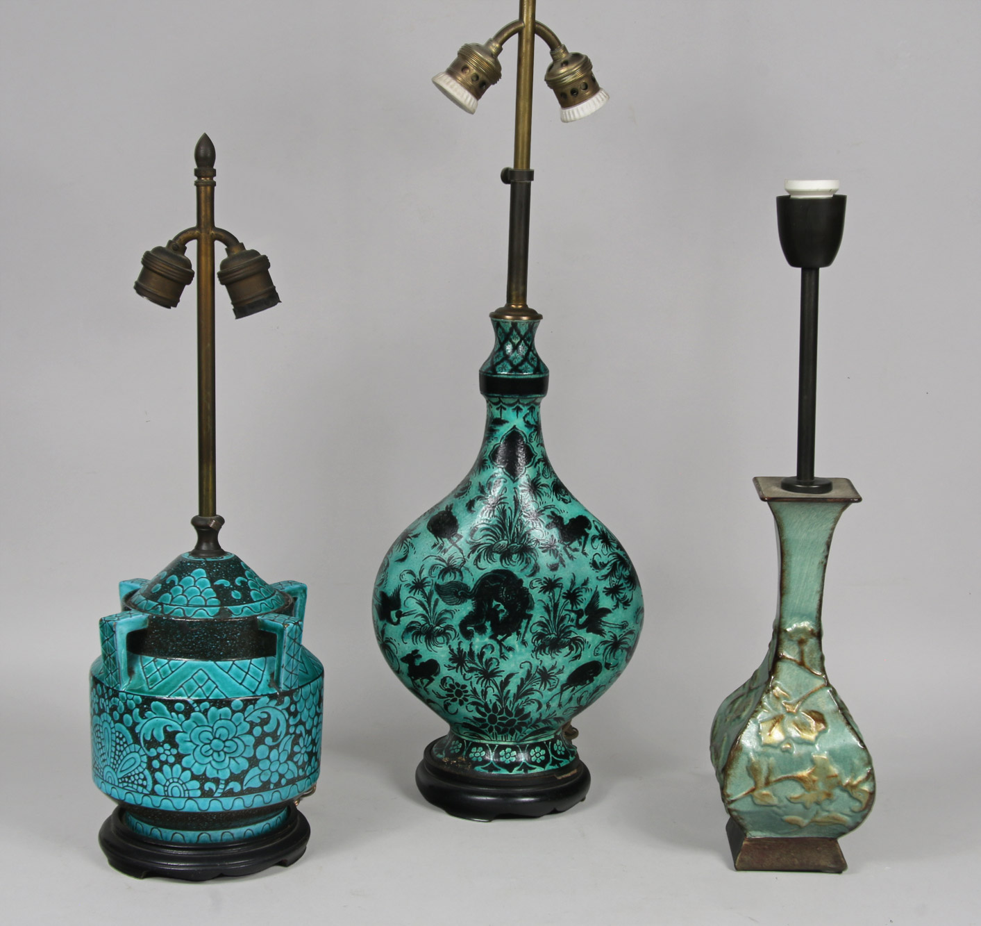 Lotes 830, 831 y 832: 
																		LAMPARA CON VASO ORIENTAL DE CERÁMICA ESMALTADA
																		LAMPARA CON VASO DE ESTILO PERSA ESMALTADO.
																		LAMPARA CON VASO ART NOUVEAU DE CERAMICA EUROPEA.