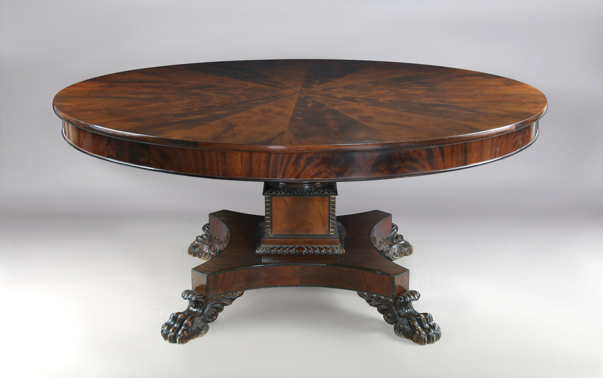  GRAN MESA CIRCULAR DE ESTILO INGLES PARA COMEDOR. 