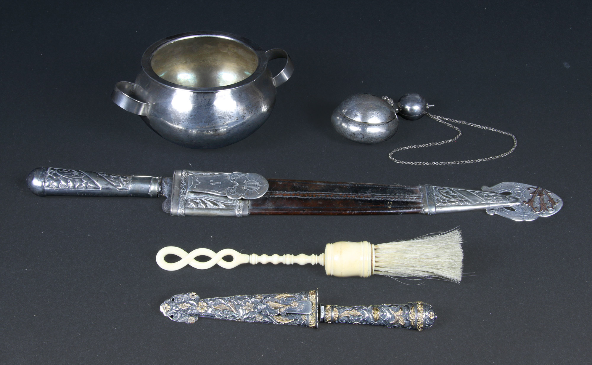 Lotes 612, 613, 614, 615 y 616: 
																		PEQUEÑA BACINILLA DE PLATA 925 CON ASAS LATERALES. 
																		DOS PEQUEÑOS PASTILLEROS PERSAS DE METAL. 
																		GRAN CUCHILLO CRIOLLO ANTIGUO CON PUNZON DE ORFEBRE.
																		CEPILLO HINDU DE MARFIL ESCULPIDO. 
																		CUCHILLO VERIJERO CRIOLLO CINCELADO Y SELLADO.