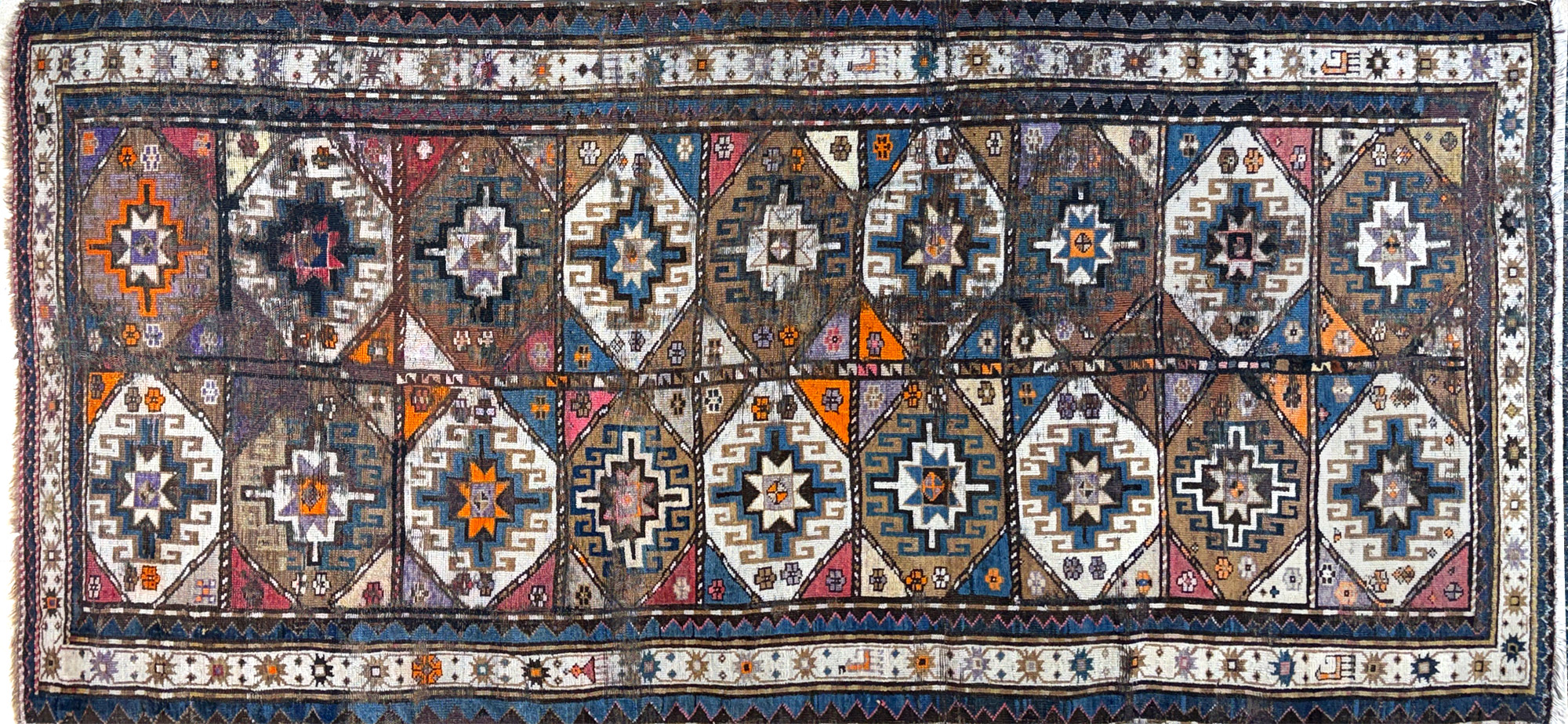 ANTIGUA ALFOMBRA CAUCASICA DE LANA TEJIDA A MANO. ANTIGUA ALFOMBRA CAUCASICA DE LANA TEJIDA A MANO.