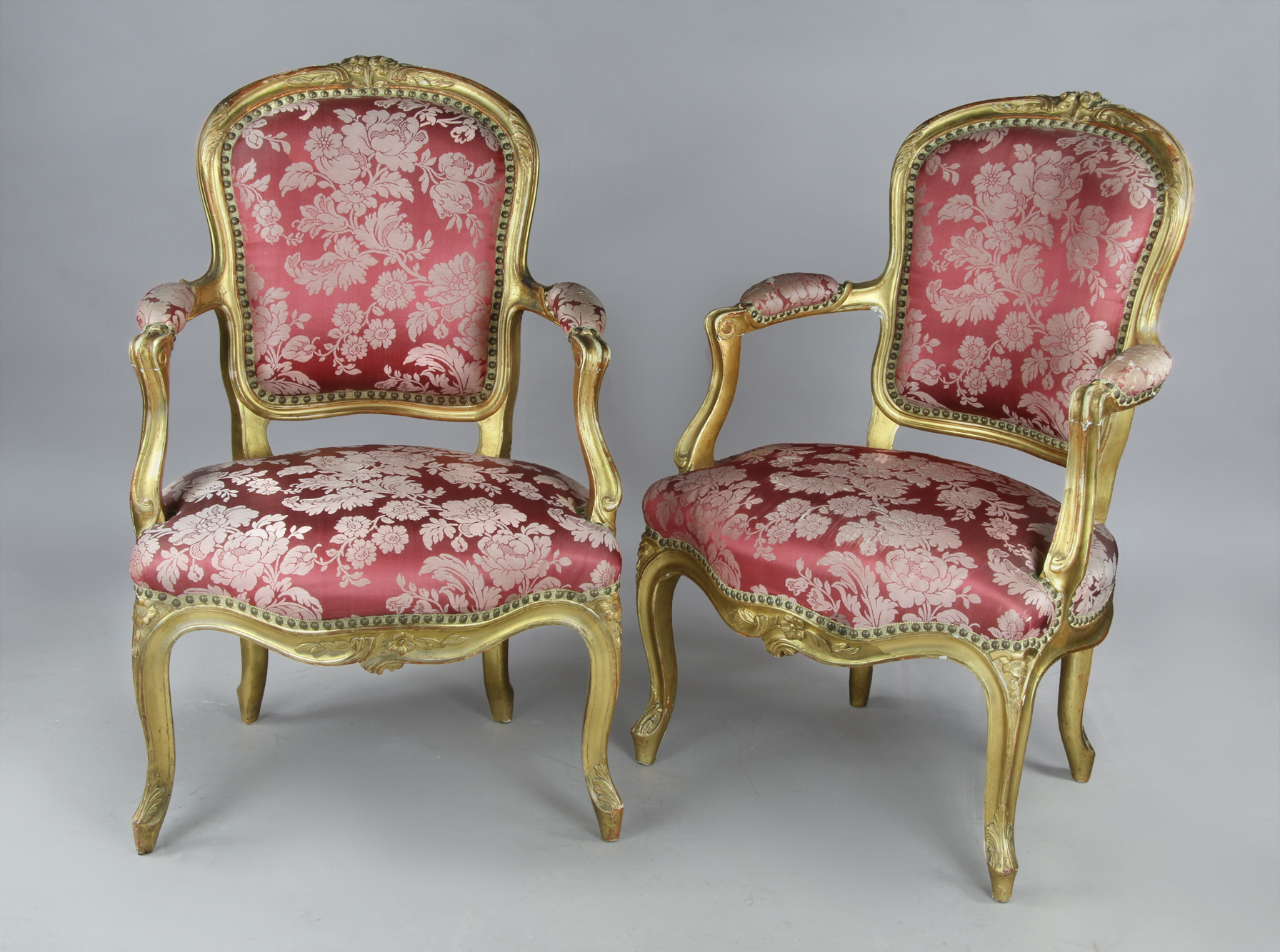 PAR DE ANTIGUOS SILLONES FRANCESES DE ESTILO LUIS XV. PAR DE ANTIGUOS SILLONES FRANCESES DE ESTILO LUIS XV.