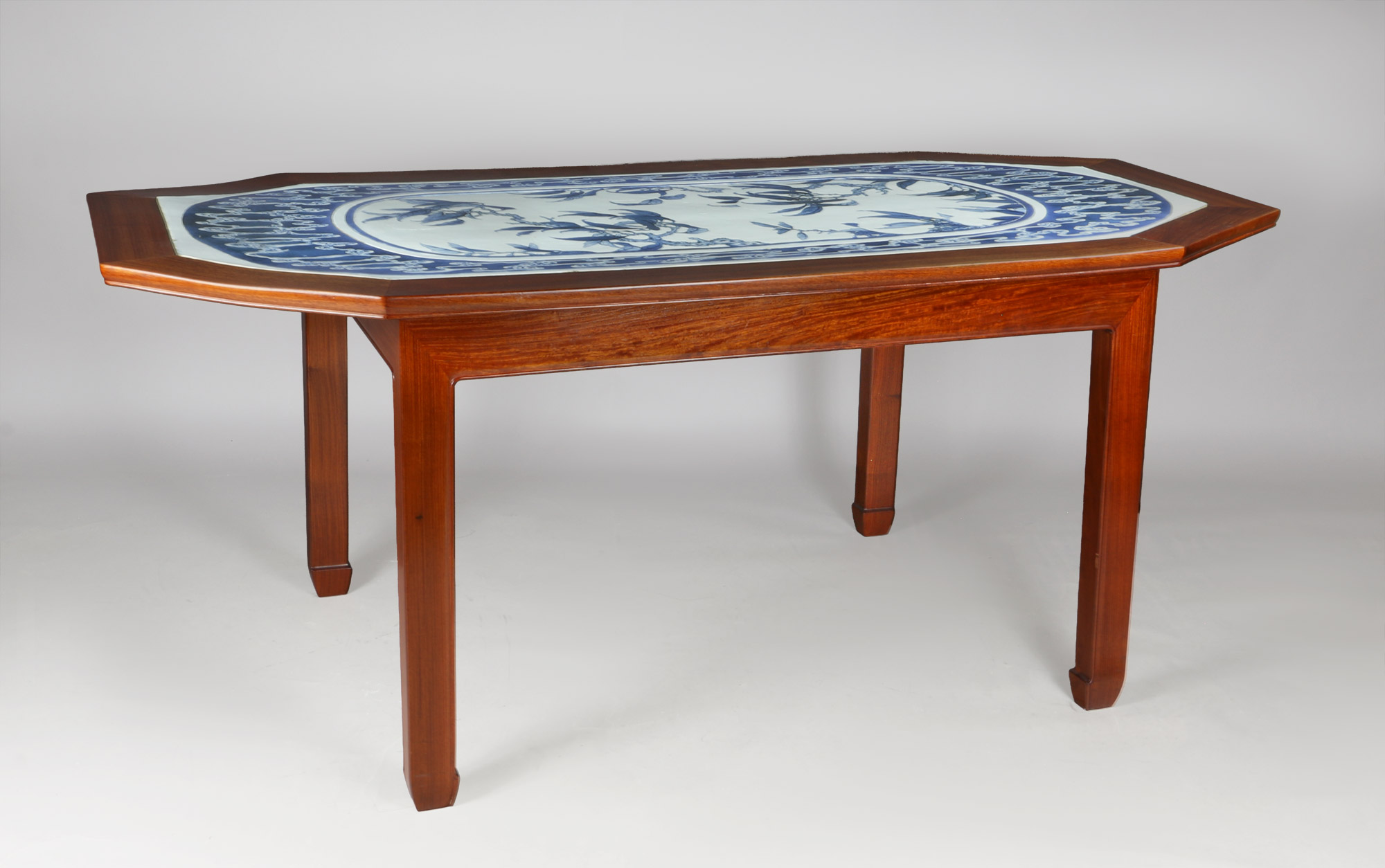 MESA ESTILO ORIENTAL CON TAPA DE CERAMICA PARA COMEDOR. MESA ESTILO ORIENTAL CON TAPA DE CERAMICA PARA COMEDOR.