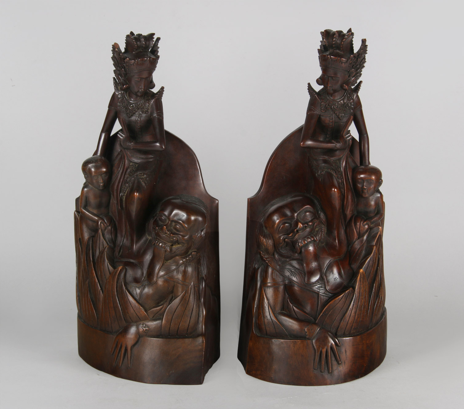 PAR DE GRUPOS INDONESIOS DE MADERA TALLADA. PAR DE GRUPOS INDONESIOS DE MADERA TALLADA.