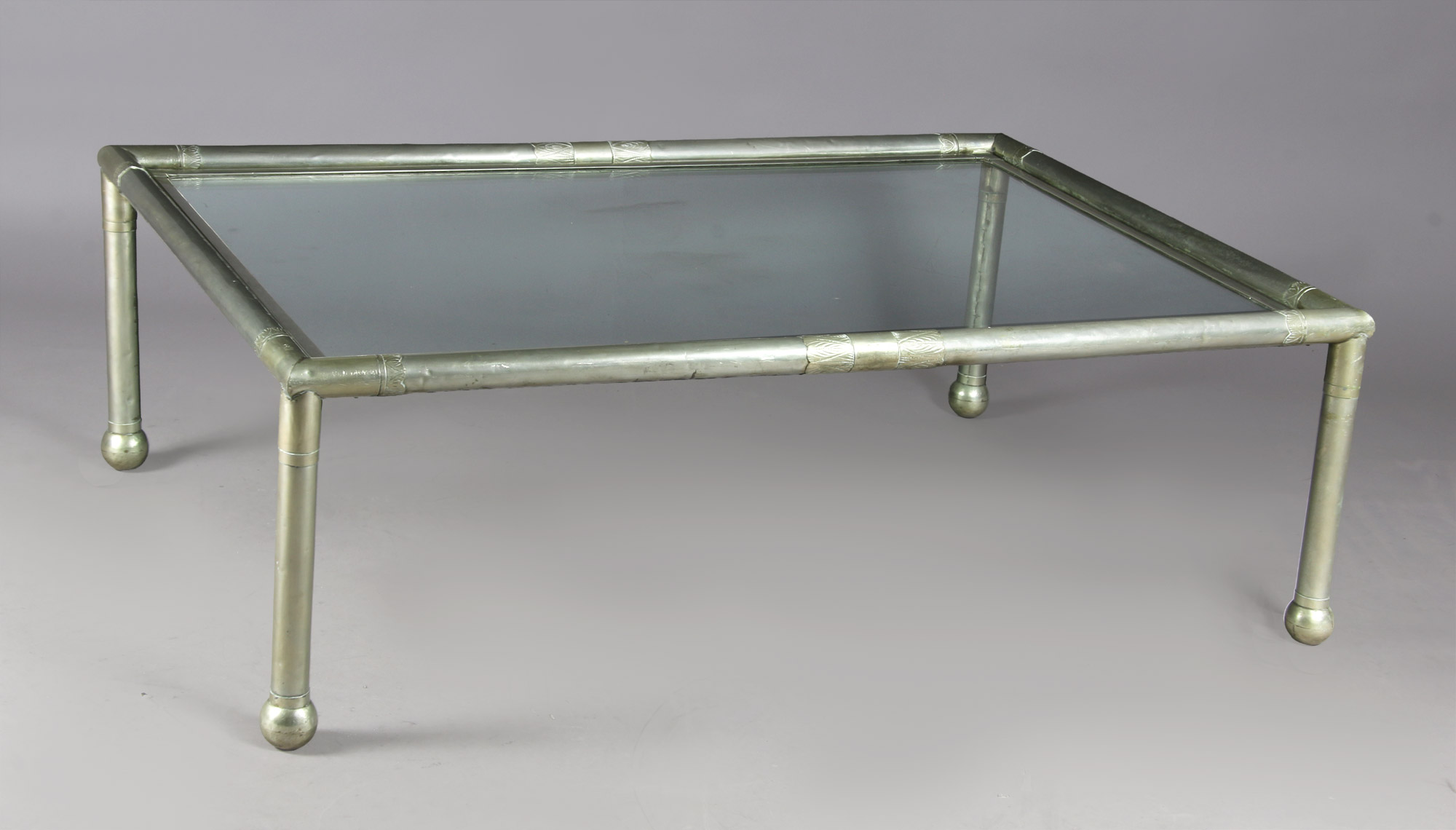  MESA BAJA RECTANGULAR CON ARMAZON DE METAL. 