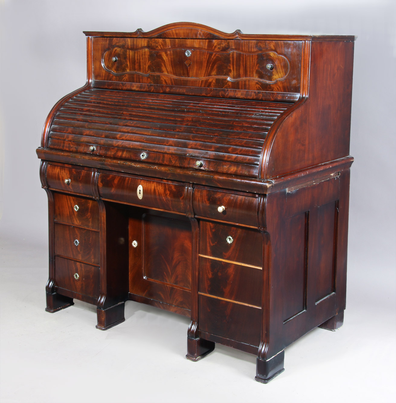 ESCRITORIO ESTILO INGLES CON ALZADA Y TAPA CORTINA. ESCRITORIO ESTILO INGLES CON ALZADA Y TAPA CORTINA.