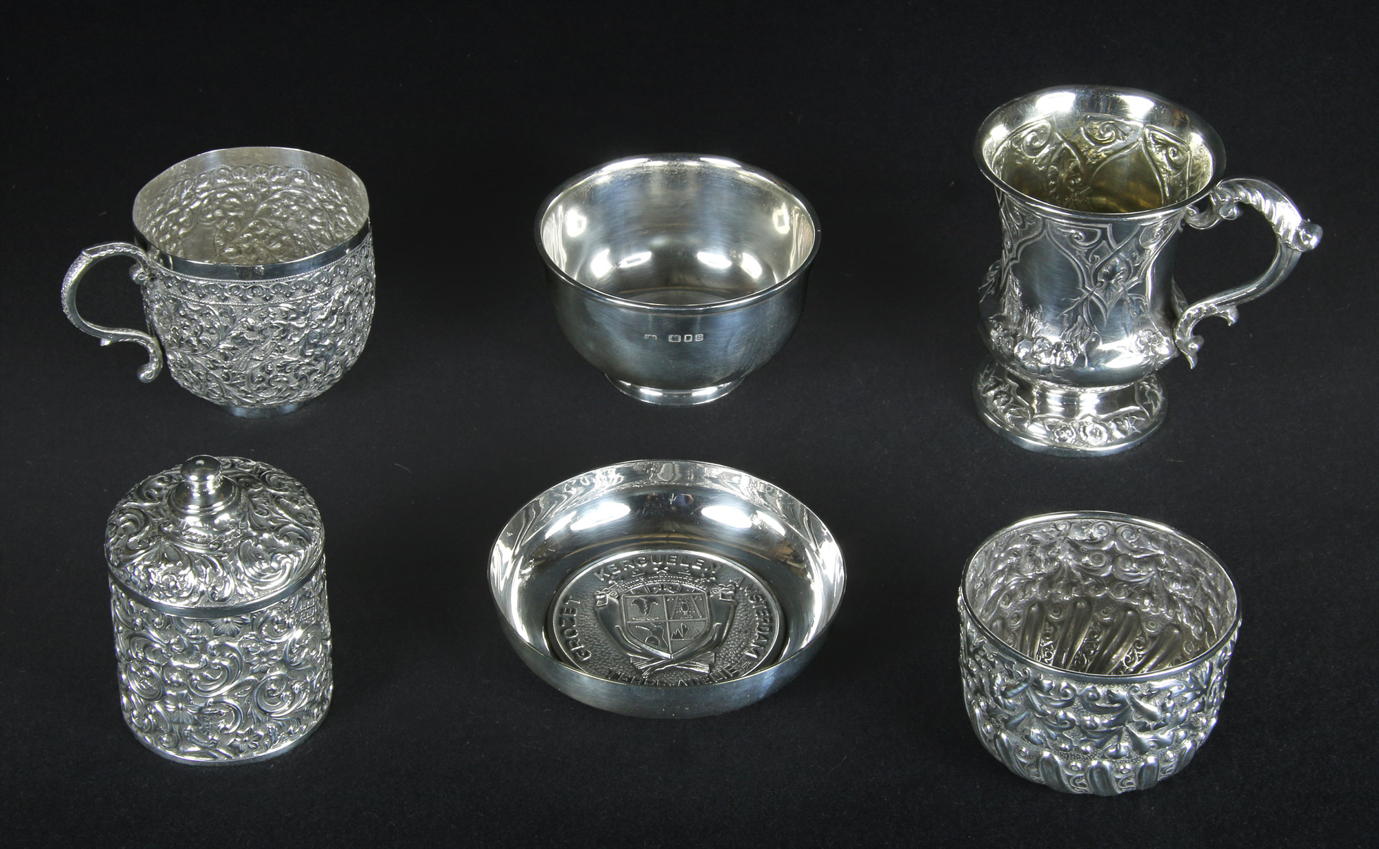  CINCO PEQUEÑAS PIEZAS DIFERENTES DE PLATA INGLESA.