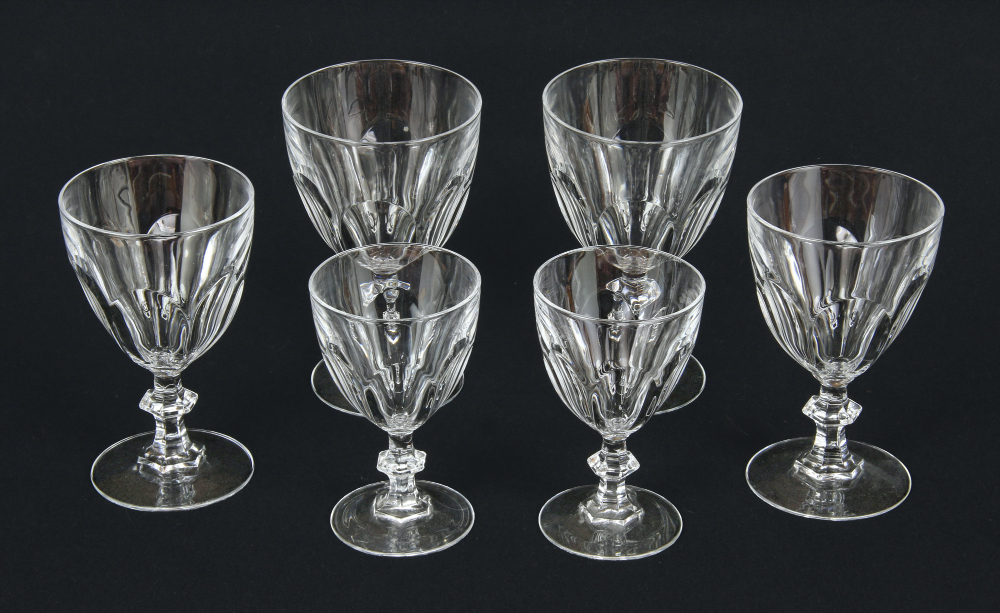  JUEGO DE COPAS DE MEDIO CRISTAL FACETADO.