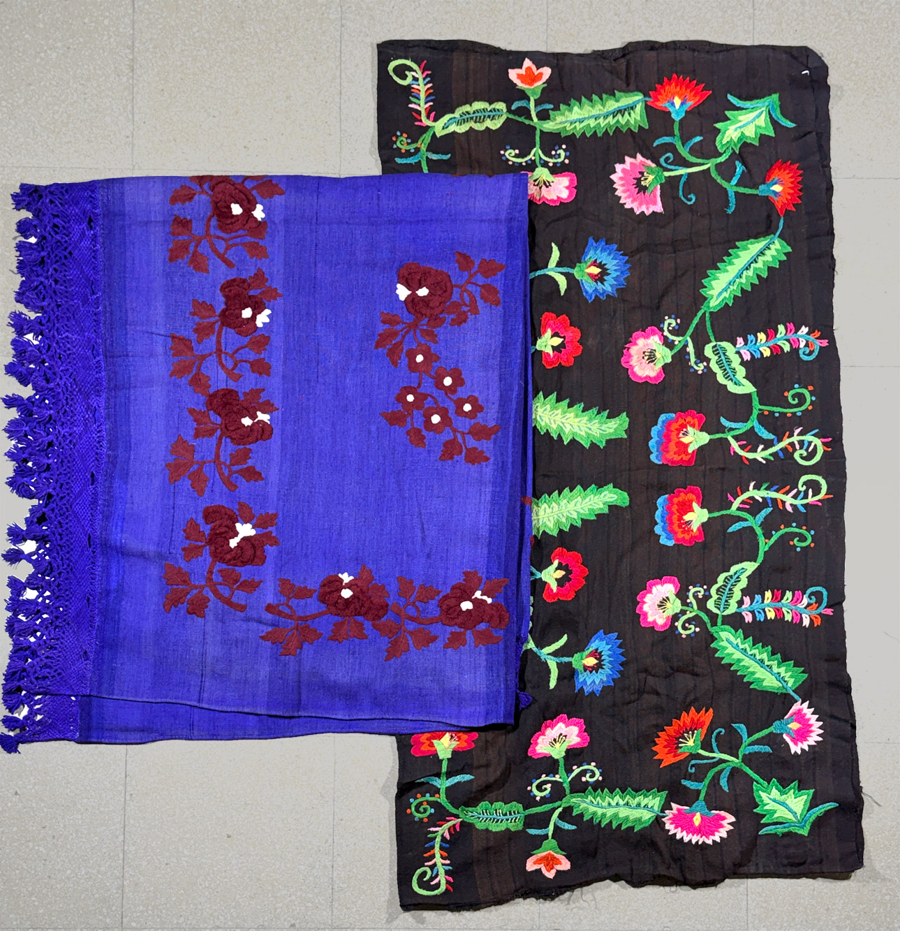  DOS FINOS SOBRECAMAS CRIOLLOS DE LANA SOBREBORDADA. 