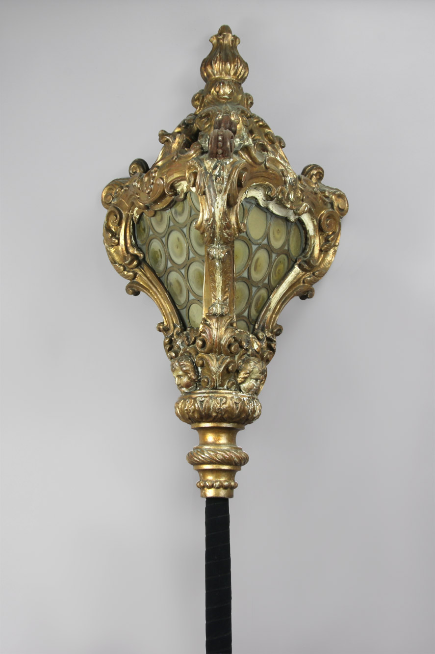 ANTIGUO FAROL VENECIANO DE MADERA TALLADA Y DORADA. ANTIGUO FAROL VENECIANO DE MADERA TALLADA Y DORADA.