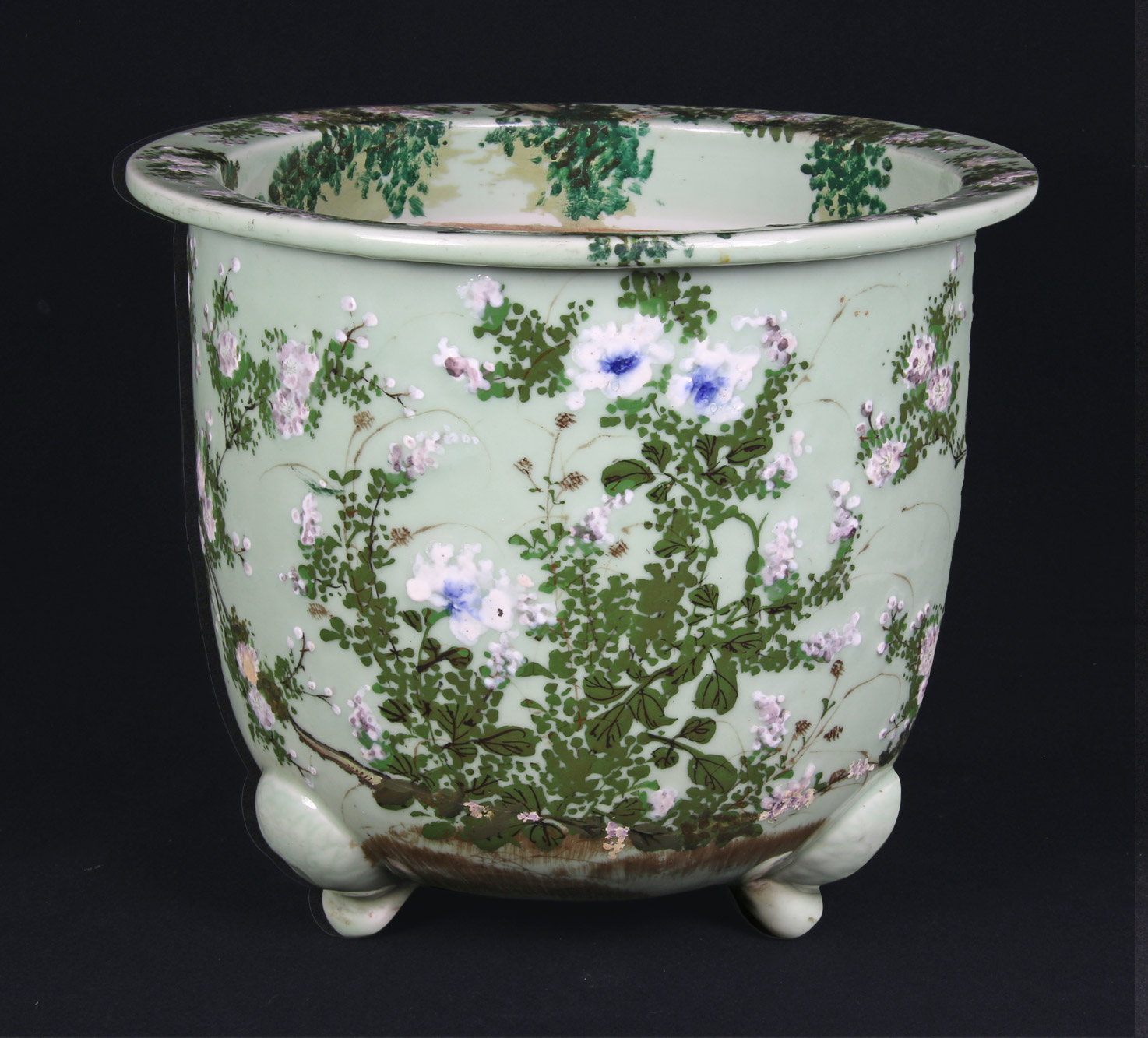  GRAN MACETERO DE PORCELANA FRANCESA ESMALTADA.