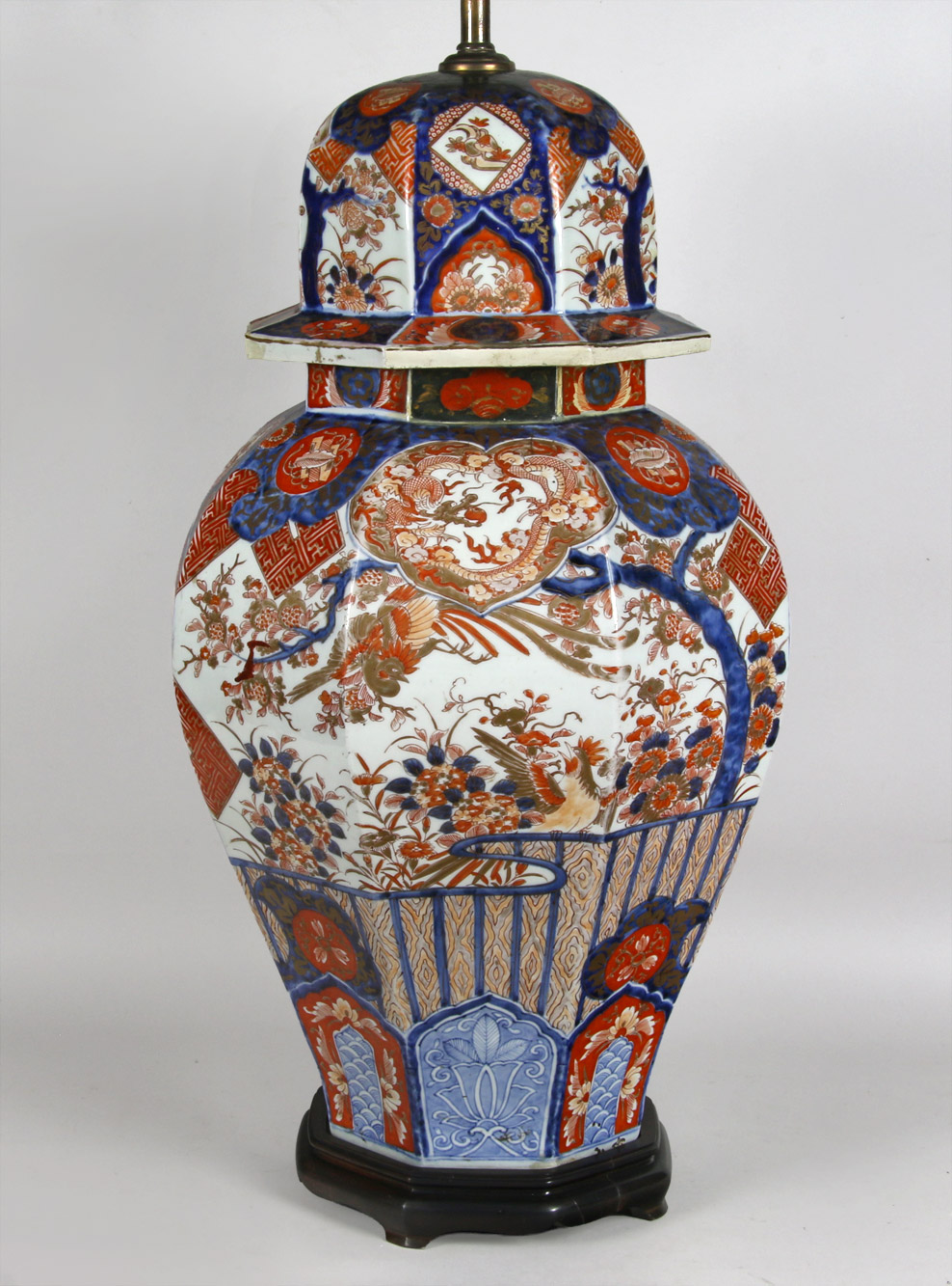 LAMPARA CON GRAN POTICHE DE PORCELANA JAPONESA DE IMARI. LAMPARA CON GRAN POTICHE DE PORCELANA JAPONESA DE IMARI.