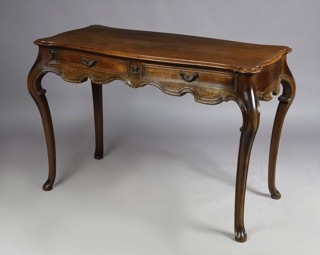 Lote 309: MESA ESCRITORIO DE ESTILO PORTUGUES.  MESA ESCRITORIO DE ESTILO PORTUGUES. 