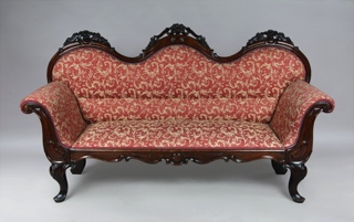 Lote 310: SOFA COLONIAL PARA TRES CUERPOS.  SOFA COLONIAL PARA TRES CUERPOS. 