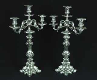 Lote 623: PAR DE CANDELABROS DE METAL REPUJADO. PAR DE CANDELABROS DE METAL REPUJADO.