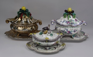 Lotes 763, 762 y 761: 
																		SOPERA ITALIANA DE PORCELANA DORADA CON FUENTE Y TAPA.
																		ANTIGUA SOPERA SUECA DE PORCELANA CON FUENTE Y TAPA.
																		ANTIGUA SOPERA DE PORCELANA EUROPEA CON FUENTE Y TAPA. 