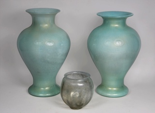 Lotes 747 y 748: 
																		PAR DE GRANDES VASOS ITALIANOS DE VIDRIO DE MURANO.
																		VASO HOLANDES DE VIDRIO ARTISTICO LEERDAM UNICA.