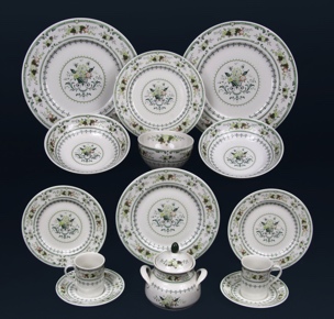 Lote 588: JUEGO DE LOZA INGLESA ROYAL DOULTON PARA MESA.  JUEGO DE LOZA INGLESA ROYAL DOULTON PARA MESA. 