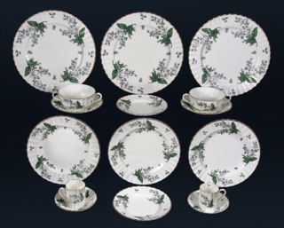 Lote 679: JUEGO DE LOZA INGLESA ROYAL WORCESTER PARA MESA. JUEGO DE LOZA INGLESA ROYAL WORCESTER PARA MESA.