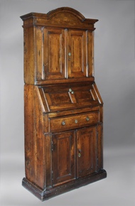 Lote 215: ANTIGUO MUEBLE SECRETAIRE ITALIANO SIGLO XVIII.  ANTIGUO MUEBLE SECRETAIRE ITALIANO SIGLO XVIII. 