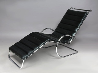 Lote 295: CHAISE LONGUE DE LINEA MODERNA AL ESTILO DE LA BAUHAUS. CHAISE LONGUE DE LINEA MODERNA AL ESTILO DE LA BAUHAUS.