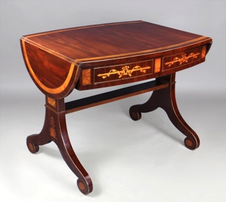 Lote 276: ANTIGUA SOFA TABLE DANESA DE EPOCA BIEDERMEIER.  ANTIGUA SOFA TABLE DANESA DE EPOCA BIEDERMEIER. 