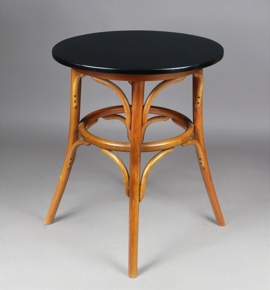Lote 313: PEQUEÑA MESA RUMANA ESTILO THONET DE FORMA CIRCULAR.  PEQUEÑA MESA RUMANA ESTILO THONET DE FORMA CIRCULAR. 