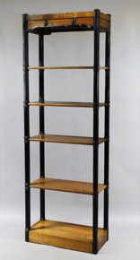 Lote 301: ESTANTERIA ALTA DE MADERA LUSTRADA.  ESTANTERIA ALTA DE MADERA LUSTRADA. 