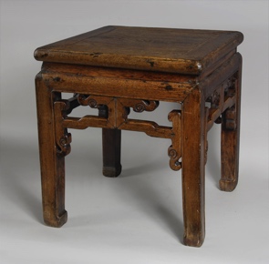 Lote 325: ANTIGUA BANQUETA CUADRANGULAR CHINA. ANTIGUA BANQUETA CUADRANGULAR CHINA.