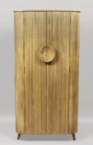 Lote 241: ARMARIO PORTUGUES DE LINEA MODERNA.  ARMARIO PORTUGUES DE LINEA MODERNA. 