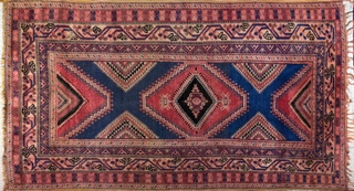 Lote 464: ALFOMBRA CAUCASICA DE LANA TEJIDA A MANO.  ALFOMBRA CAUCASICA DE LANA TEJIDA A MANO. 