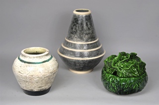 Lotes 703, 704 y 705: 
																		VASO DE CERAMICA ESMALTADA FIRMADO OROSCO. 
																		GUILLARD, Marcel: VASO FRANCES DE CERAMICA ESMALTADA FIRMADO GUILLARD.
																		SOPERA 'REPOLLO' DE CERAMICA ESMALTADA CON TAPA. 