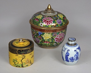 Lotes 625, 626 y 627: 
																		TABAQUERA DE LOZA INGLESA DECORADA CON TAPA. 
																		POTICHE DE PORCELANA CHINA CON TAPA. 
																		BOTELLA DE PORCELANA CHINA AZUL Y BLANCA CON TAPA.