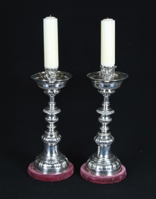 Lote 682: PAR DE GRANDES CANDELEROS DE METAL PLATEADO.  PAR DE GRANDES CANDELEROS DE METAL PLATEADO. 