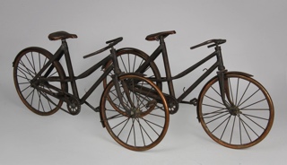 Lote 601: PAR DE BICICLETAS FRANCESAS A ESCALA.  PAR DE BICICLETAS FRANCESAS A ESCALA. 