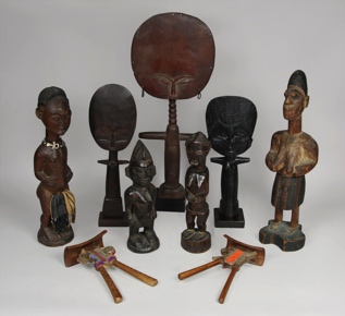 Lotes 568, 569, 570 y 571: 
																		DOS ANTIGUAS TALLAS AFRICANAS DE LA CULTURA BAULE. 
																		TRES MUÑECAS AFRICANAS DE MADERA TALLADA. 
																		DOS ANTIGUAS FIGURAS AFRICANAS DE MADERA TALLADA. 
																		DOS ANTIGUOS REPOSA CABEZAS AFRICANOS SIGLO XIX. 