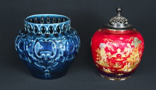 Lotes 683 y 684: 
																		ANTIGUO CACHE POT INGLES DE CERAMICA ESMALTADA. 
																		VASO DE LOZA INGLESA CARLTON WARE CON TAPA. 