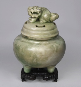 Lote 607: ANTIGUO SAHUMADOR CHINO DE JADEITA CON TAPA.  ANTIGUO SAHUMADOR CHINO DE JADEITA CON TAPA. 