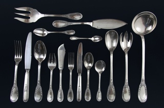 Lote 587: JUEGO DE CUBIERTOS DE METAL FRANCES SELLADO.  JUEGO DE CUBIERTOS DE METAL FRANCES SELLADO. 