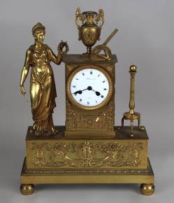 Lote 734: RELOJ FRANCES DE BRONCE DE ESTILO IMPERIO. RELOJ FRANCES DE BRONCE DE ESTILO IMPERIO.