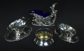 Lotes 685, 686: 
																		SALSERA ALEMANA DE METAL WMF CON RECIPIENTE DE VIDRIO.
																		DOS SALSERAS DIFERENTES DE PLATA 900 SELLADA. 