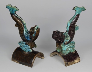 Lote 621: PAR DE ANTIGUAS TEJAS CHINAS DE ALFARERIA ESMALTADA PAR DE ANTIGUAS TEJAS CHINAS DE ALFARERIA ESMALTADA