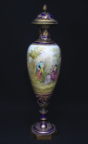 Lote 530: GRAN VASO DE PORCELANA FRANCESA DE SEVRES CON TAPA. GRAN VASO DE PORCELANA FRANCESA DE SEVRES CON TAPA.