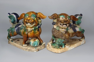 Lote 602: PAR DE PERROS CHINOS DE CERAMICA ESMALTADA ESTILO T'ANG. PAR DE PERROS CHINOS DE CERAMICA ESMALTADA ESTILO T'ANG.